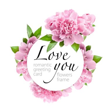 Beyaz arka plan üzerinde güzel pembe peonies. Üstten görünüm. Romantik tebrik kartı. Kopya alanı