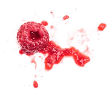 Ezilmiş ahududu beyazı izole edilmiş.