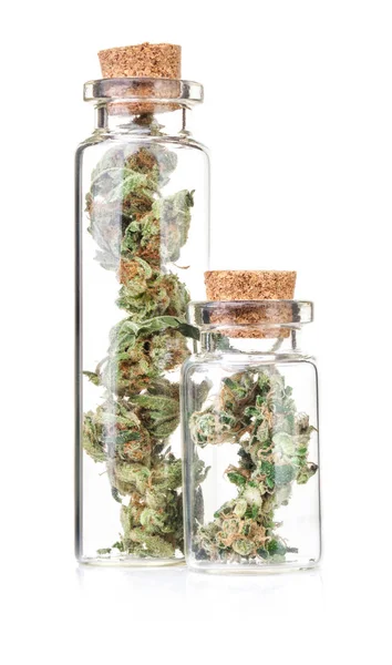 Små Flaskor Med Medicinsk Marijuana Knoppar Närbild Isolerad Vit Bakgrund — Stockfoto