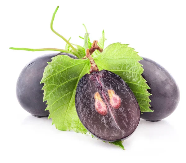 Uvas Maduras Baya Con Hoja Aislado Sobre Fondo Blanco Primer —  Fotos de Stock