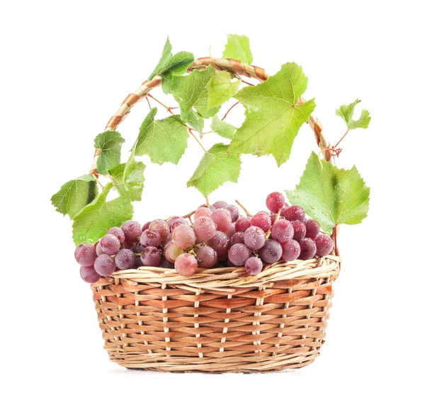 Winogrona Liści Wiklinowym Koszu Izolowany Białym Tle — Zdjęcie stockowe