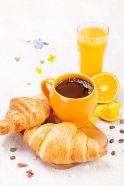 Beyaz arka planda Fransız kahvaltısı