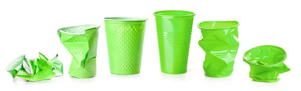 Groen plastic bekers geïsoleerd op witte achtergrond — Stockfoto