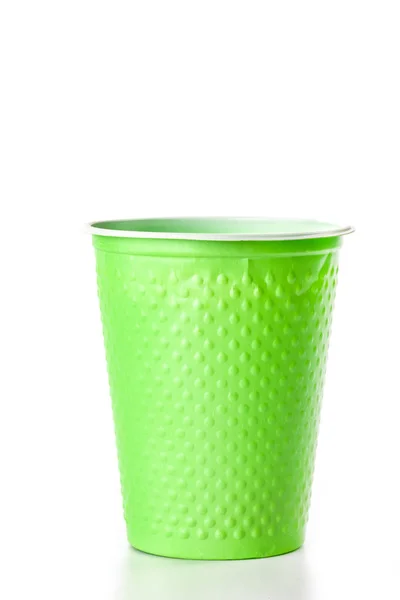 孤立的白色背景上的绿色塑料杯子 — 图库照片