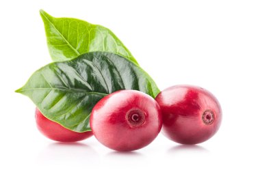 Kırmızılı kahve çekirdekleri kesme yolu olan beyaz arka planda izole edilmiş.