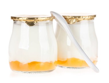 Kırpma ile beyaz arka plan üzerinde izole meyve reçeli ile Yoğurt