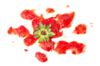 Ezilmiş çilek beyaz izole