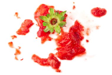 Ezilmiş çilek beyaz izole