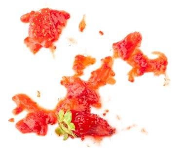 Ezilmiş çilek beyaz izole