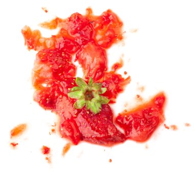 Ezilmiş çilek beyaz izole