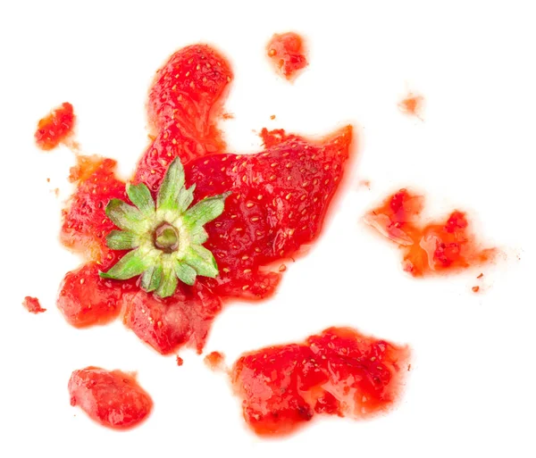 Ezilmiş çilek beyaz izole