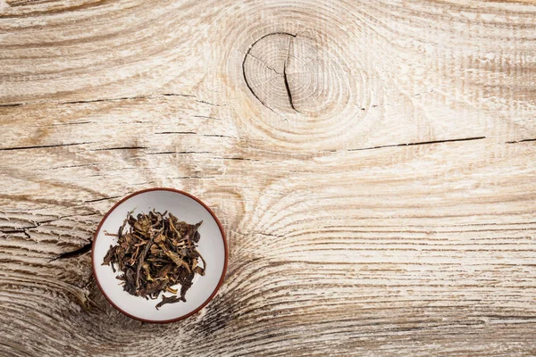 Czarna herbata na starym drewnianym stole — Zdjęcie stockowe