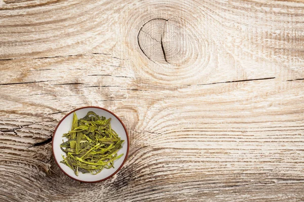 Grönt te på gammalt träbord — Stockfoto