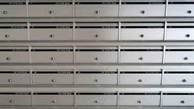 Binanın içinde kilitlenebilir merkezi ile bir önemsiz posta, gümüş metal posta kutusu düzeni yok.