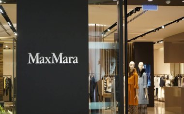 Sydney, Avustralya - 23 Mayıs 2018: Maxmara mağaza Vitrini Market Street Sydney. Max Mara İtalyan lüks moda evim.
