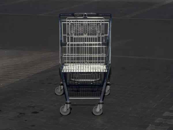 Metal supermarket trolley shining under the sun — Stock Photo, Image