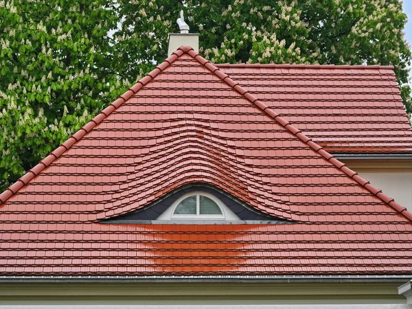 När regnig dag söt hemmets lilla fönster under det våta taket — Stockfoto