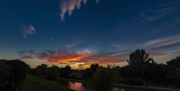 Rudé spálené mraky na nebeském panoramatu — Stock fotografie