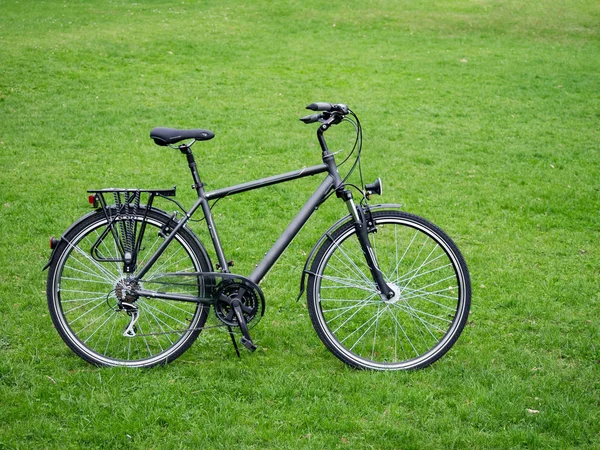 Велосипед на зеленой траве — стоковое фото