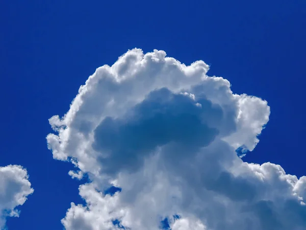 Dia de verão céu azul brilhante e nuvem branca — Fotografia de Stock