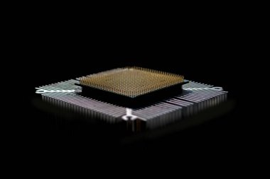 Siyah arka planın soğutucu ön tarafında ters Cpu