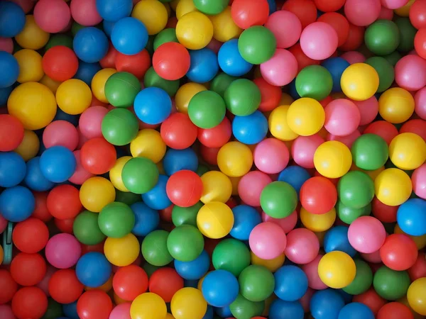 Boules colorées dans l'aire de jeux — Photo