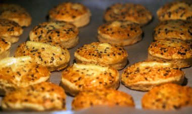 Üstüne sarı chees ile Ev yapımı tuzlu kurabiye