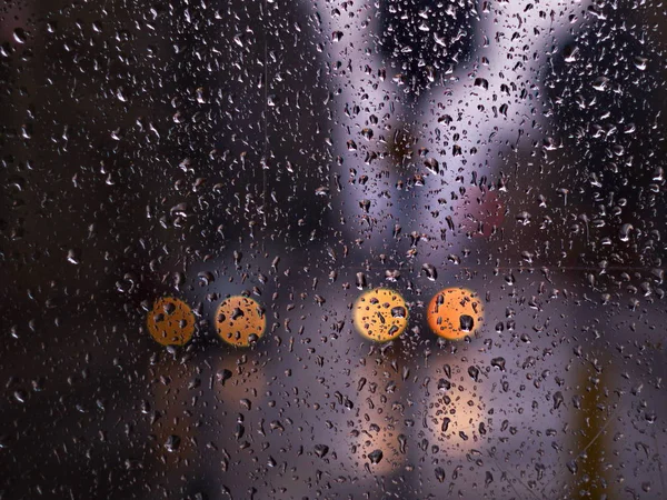 Após a chuva ruas vista atrás do vidro — Fotografia de Stock