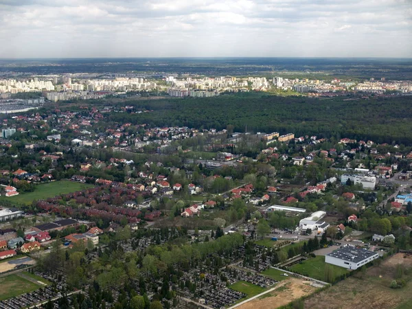 Aerial cityscape graveyard forest and buildings — Stock Photo, Image