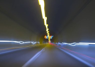 Araba dan tünel uzun pozlama fotoğraf içinde