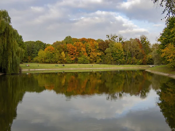 Beautiful autumn colors on the public park and reflection on lak — Stock Photo, Image