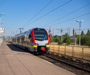 Yeni model hızlı tren bizi istasyonda bekliyor.