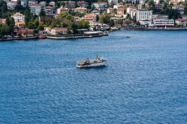 İstanbul 'da mavi denizde yelken açan araştırma gemisi