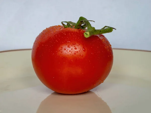 Une Tomate Rouge Fraîche Sur Assiette Vue Côté — Photo