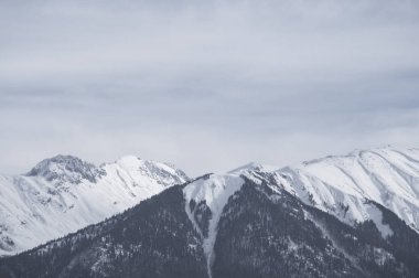 Kar dağlarında Krasnaya Polyana Ocak ayı