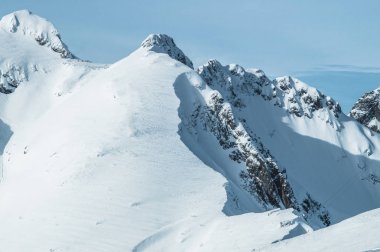 Krasnaya Polyana dağlarında kar