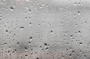 Camdaki yağmur damlaları