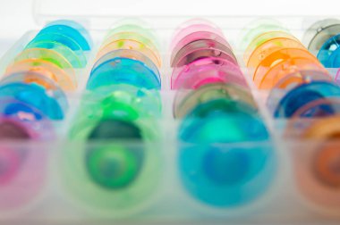 parlak renkli dikiş makaralar