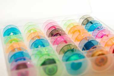 parlak renkli dikiş makaralar