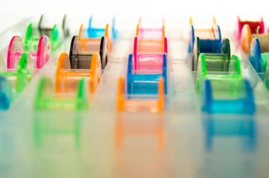 parlak renkli dikiş makaralar