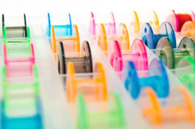 parlak renkli dikiş makaralar