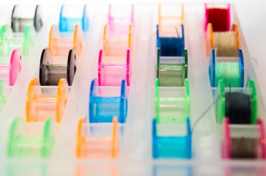 parlak renkli dikiş makaralar