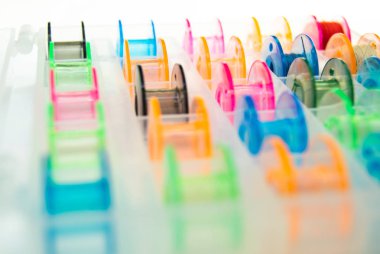 parlak renkli dikiş makaralar