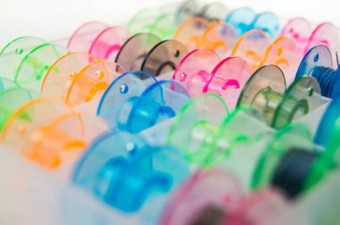 parlak renkli dikiş makaralar