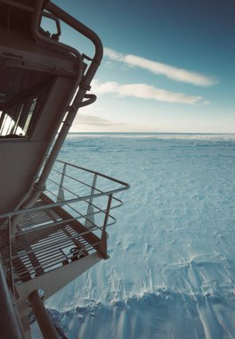 Rus buzkıran wheelhouse Arctic sunset Bulvarında görüntüleyin. Kara denizden seyahat.