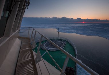 Rus buzkıran wheelhouse Arctic sunset Bulvarında görüntüleyin. Kara denizden seyahat.