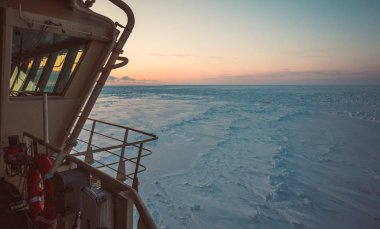 Rus buzkıran wheelhouse Arctic sunset Bulvarında görüntüleyin. Kara denizden seyahat.