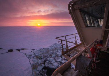 Rus buzkıran wheelhouse Arctic sunset Bulvarında görüntüleyin. Kara denizden seyahat.