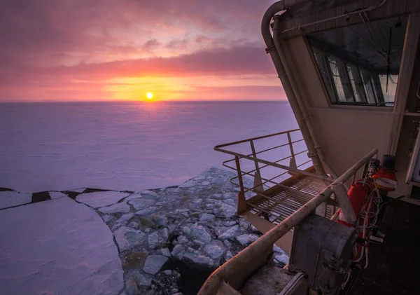 Rus buzkıran wheelhouse Arctic sunset Bulvarında görüntüleyin. Kara denizden seyahat.