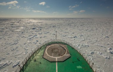Kara Denizi bir Rus askeri buzkıran burun buzlu alan bir görüntü. Arctic cruises